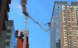 Guindaste no topo de um prédio despenca em Nova York e bate em edifícios