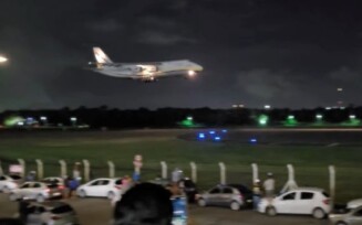 Maior avião de carga do mundo passa pelo céu de Feira de Santana e pousa em Salvador