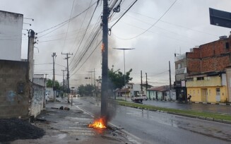 Fiação de poste pega fogo na Avenida João Durval Carneiro