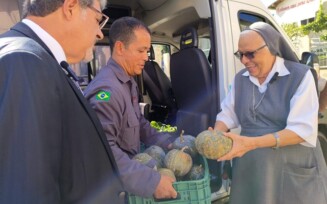 Projeto de produção de hortaliças e alimentos do Conjunto Penal entrega doações ao Dispensário Santana