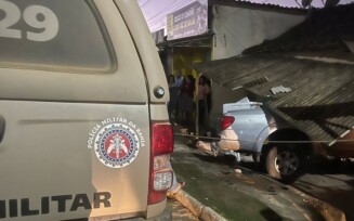 Veículo invade lanchonete, mata motociclista e deixa uma pessoa ferida em Jaguaquara