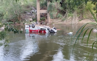 Teixeira de Freitas: veículos do Corpo de Bombeiros são atingidos por carreta desgovernada e arremessados em rio