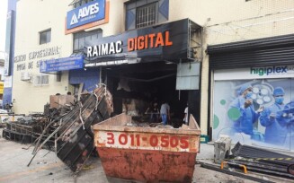 Incêndio destrói loja de manutenção de celulares e computadores em Feira de Santana