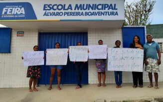 Mães de alunos protestam contra a falta de professores em escola no distrito de Bonfim de Feira