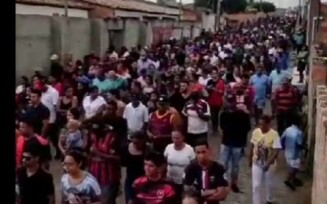 Multidão acompanha sepultamento de jogador do Bahia de Feira