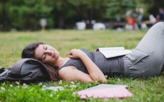 Dia dos Solteiros: psicóloga explica concepção do singlismo e maneiras mais leves de viver a solitude