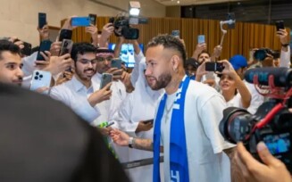 Neymar chega à Arábia Saudita em avião da família real avaliado em R$ 1 bilhão