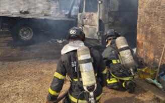 Incêndio atinge garagem com 18 veículos em Vitória da Conquista