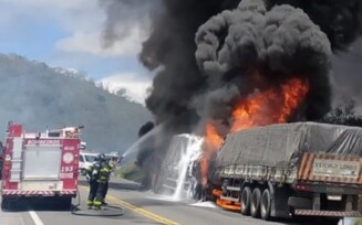 Carreta pega fogo na BR-116 e incêndio bloqueia trânsito na região de Milagres
