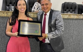 Jornalista Thaic Carvalho recebe título de cidadã feirense na Câmara de Vereadores