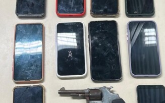 Policiais realizam prisão por porte ilegal de arma e recuperam celulares roubados em Feira