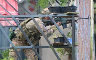 Policiais encontram pistola, rádios comunicadores e munição de fuzil em esconderijos de facção