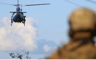Helicóptero da Polícia Federal é recebido a tiros por criminosos em Salvador