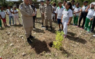 Policiais e alunos da rede municipal de Feira de Santana plantam árvore no 1º Beic