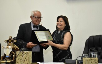 Motorista aposentado da Limpeza Pública, Manoel Pessoa recebe cidadania feirense
