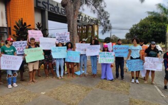 Estudantes de Medicina da Uefs mantêm protesto contra a falta de professores e pedem melhores condições para o curso