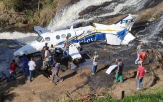 Polícia responsabiliza pilotos pela queda do avião  de Marília Mendonça