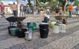 Ao som de samba de roda, moradores da Matinha protestam contra falta de água: "Dona Embasa para de desculpinha"