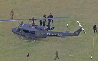 Helicóptero da Polícia Civil teve de pousar após ser atingido por um tiro — FotoReproduçãoTV Globo