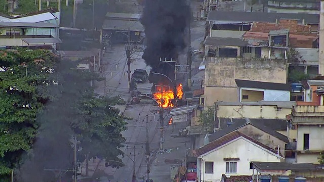 Traficantes ateiam fogo a barricada no Complexo da Penha — Foto Reprodução TV Glob