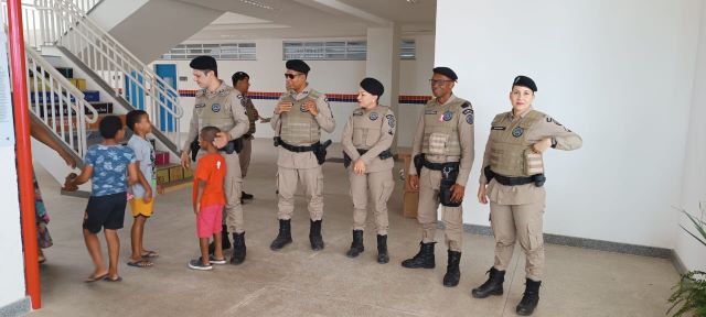 Dia das Crianças no bairro Aviário com policiais militares