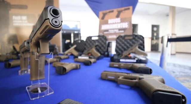 Quinhentos e noventa fuzis calibre 5.56 e 1.075 pistolas glocks foram entregues para