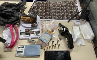Rondesp Leste apreende arma de fogo, munições e drogas em Feira de Santana