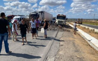 Moradores bloqueiam BR-116 norte em Feira de Santana e exigem solução para a falta de água
