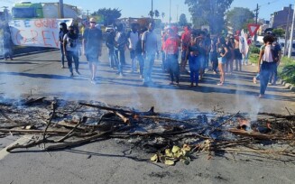 Estudantes da Uefs bloqueiam BR-116 durante protesto
