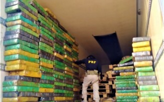 PRF apreende mais de 2 toneladas de maconha em fundo falso de caminhão em Vitória da Conquista