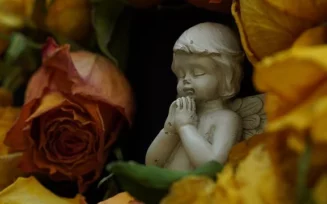 Anjo fúnebre com rosas