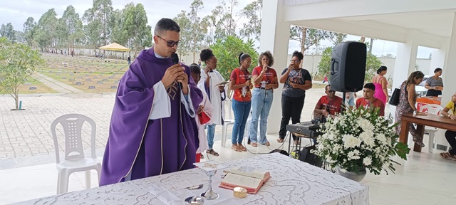 padre Luiz Antônio Brito - missa no cemitério jardim das flores ft Paulo José do Acorda Cidade