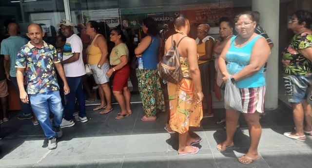 fila longa no banco Itaú na Conselheiro Franco ft Ney Silva do acorda cidade5