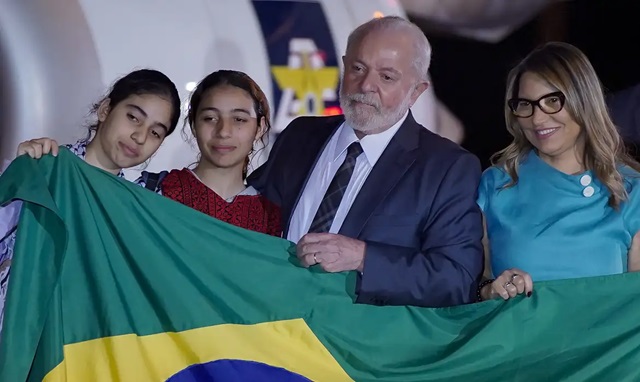 presidente recebe brasileiros do oriente ft Rafa neddermeyer ag brasil