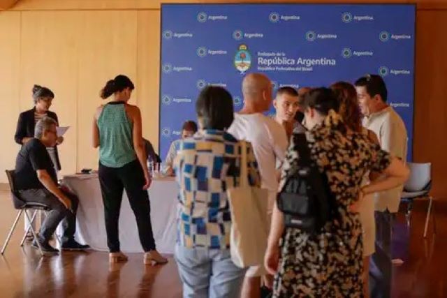 Eleitores argentinos no Brasil vãos as urnas em dez consulados 