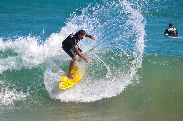 Atletas do Surf Master arrebentando em Salvador. Foto Rômulo Cruz @surffotograf