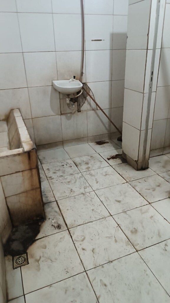 Banheiro sujo mercado de carnes - foto WhatsApp