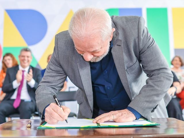 O presidente Lula assinou dois atos que liberam recursos para estados, municípios e o Distrito Federal
