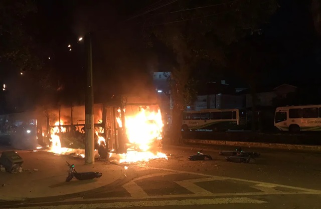 Ônibus foi incendiado após rebaixamento do Santos na Série B ft Silvio Luizg1 Santos