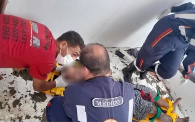 Pedreiro cai de telhado de cercade cinco metros na Bahia
