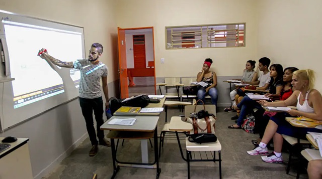 sala de aula - professor - alunos - ensino médio joel rodrigues ah brasil