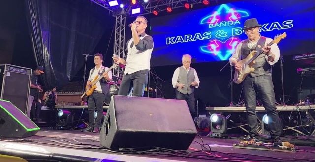 banda Karas e Bokas apresentação no palco
