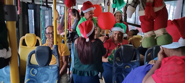 Passageiros realizam “Natal no Buzu” e homenageiam motoristas e cobradores em Feira de Santana