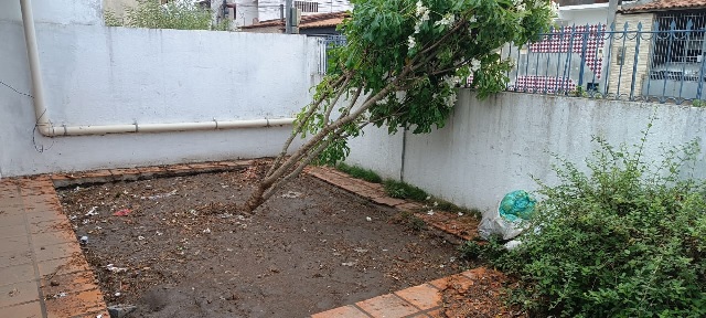 Chuva alaga residências nos bairros Jardim Cruzeiro e Sobradinho em Feira de Santana