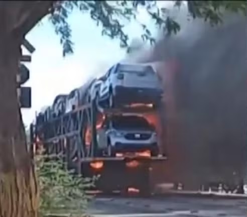 Caminhão-cegonha que transportava veículos pega fogo em rodovia no norte da Bahia ft Arte g1-