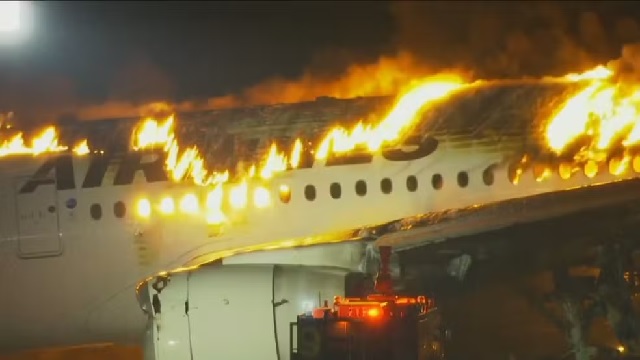 Aeronave da Japan Airlines pega fogo em aeroporto de Tóquio