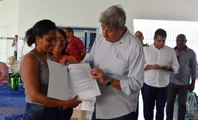 famílias do Núcleo Conceição recebem escrituras de seus imóveis fot Izinaldo Barreto secom