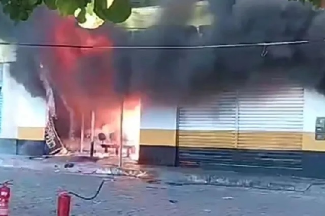 Loja de motos pega fogo em Brumado