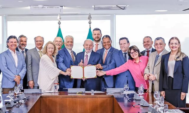 O presidente Luiz Inácio Lula da Silva sancionou nesta terça-feira (16) projeto de lei que define a revisão anual do pagamento dos serviços prestados ao Sistema Único de Saúde (SUS).  