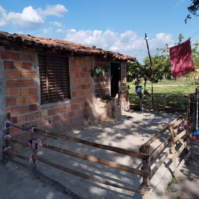Família vive em uma casa de apenas um cômodo, sem banheiro, no bairro Invasão, na cidade de Barras
